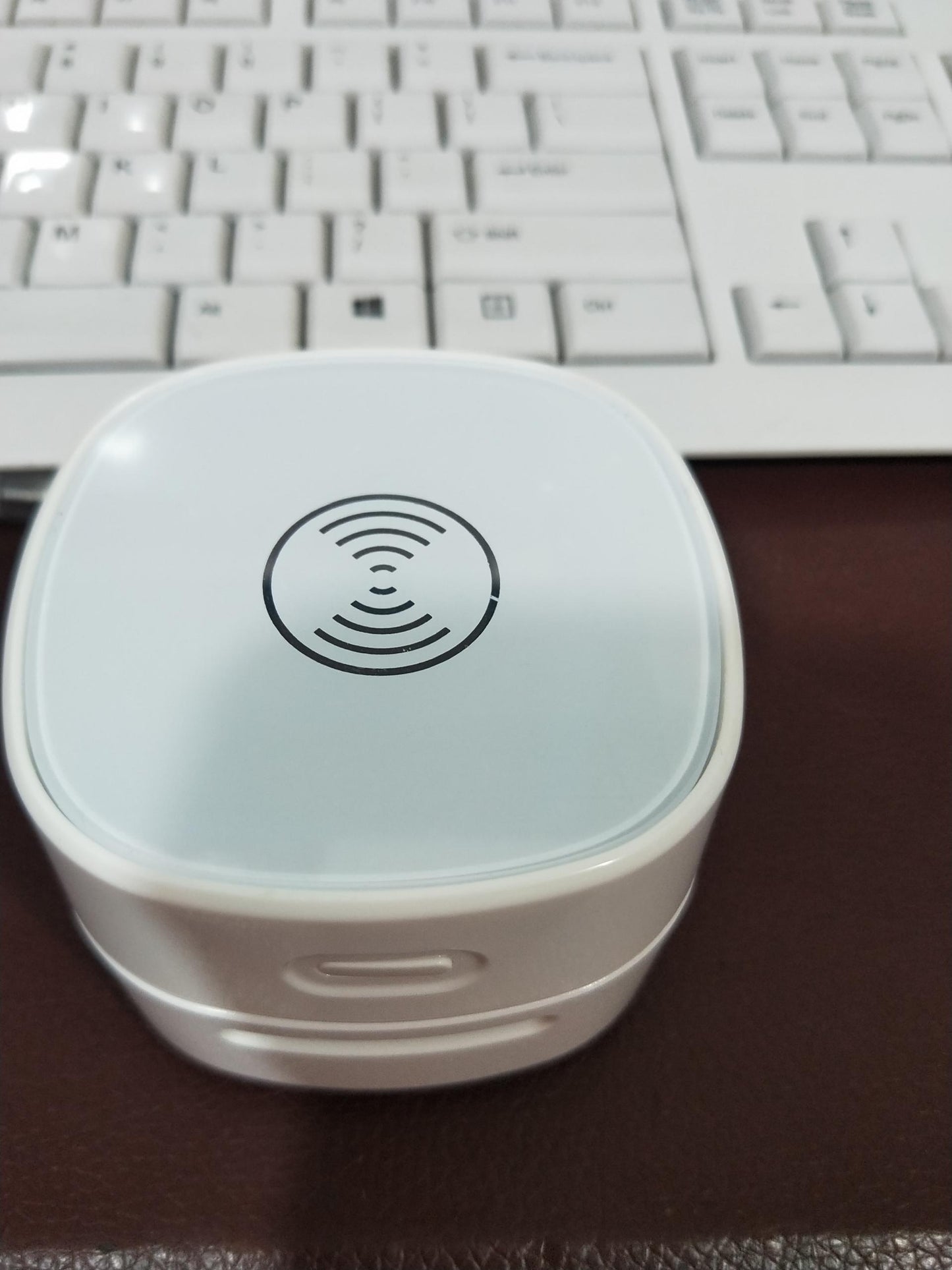 Mini aspirateur de bureau portable – Nettoyage automatique, compact et efficace